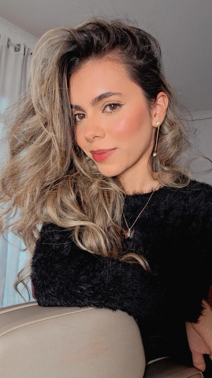 Noiva sendo maquiada no Studio Amendola - Maquiagem profissional para casamento